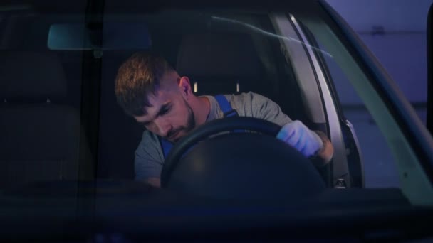 疲惫不堪的穿制服的年轻人试图用发动机从车上下来 焦虑不安 精疲力竭的高加索汽车修理工故障特征分析 — 图库视频影像