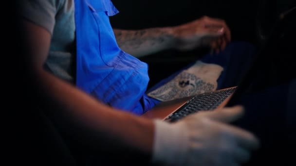 侧视无法辨认的纹身青年男子在工作服与笔记本电脑的司机座位上的车辆 加油站制服检查车的高加索技师 — 图库视频影像
