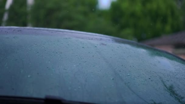 Close Regendruppels Vallen Buiten Voorruit Bewolkte Zomerlentedag Regenweerconcept — Stockvideo