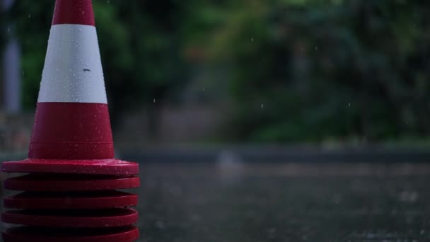Czerwono Biały Stożek Drogowy Lewej Stronie Deszczem Padającym Asfaltową Drogę — Wideo stockowe