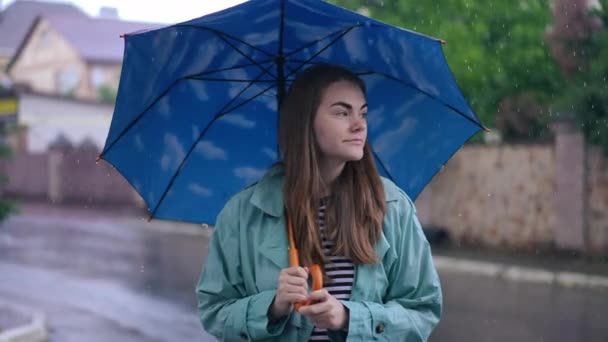 Szczęśliwa Piękna Kobieta Odkładając Parasol Wyciągając Ręce Uśmiechając Się Ciesząc — Wideo stockowe