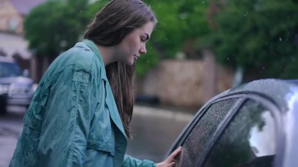 Навязчивая Молодая Женщина Стоящая Дождем Заглядывающая Машину Улице Вид Сбоку — стоковое видео
