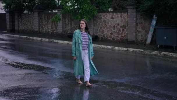 Wide Shot Barefoot Woman Walking Rain Slow Motion Looking Beautiful — Vídeo de stock