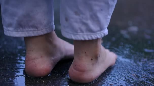 Close Feet Barefoot Young Woman Standing Asphalt Road Start Walking — Vídeo de stock