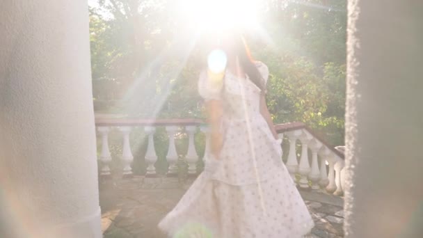 Щаслива Молода Жінка Ретро Сукні Обертається Сонечках Вулиці Широкий Портрет — стокове відео