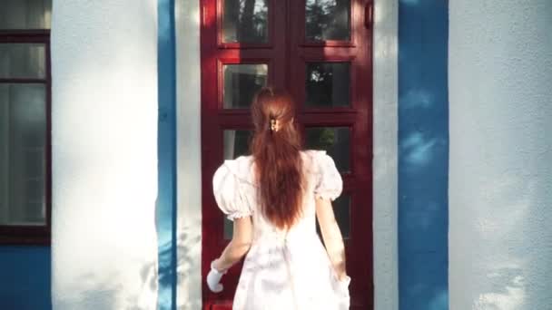 Старовинній Сукні Йшла Від Дверей Дверей Виднілася Якась Дивна Жінка — стокове відео