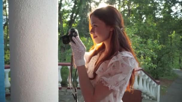 有才华的复古摄影师 穿着雅致的老式衣服 户外带着相机 公园里自信的 熟练的白人年轻美丽女子的画像 — 图库视频影像