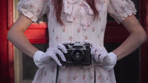 Přední Pohled Nerozpoznatelná Retro Dáma Elegantních Šatech Rukavicích Vintage Kamerou — Stock video