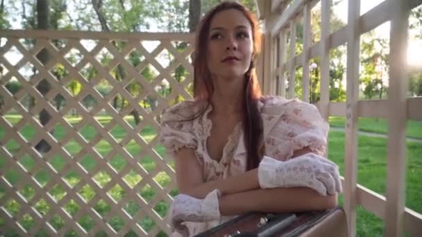 Елегантна Жінка Вінтажній Сукні Яка Сидить Сонячному Парку Ретро Валізою — стокове відео