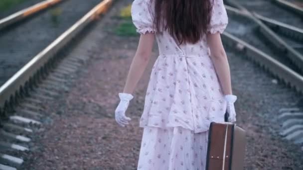 Arkadan Bakıldığında Antika Elbiseli Bavullu Demiryolu Rayları Arasında Yürüyen Tanınmayacak — Stok video