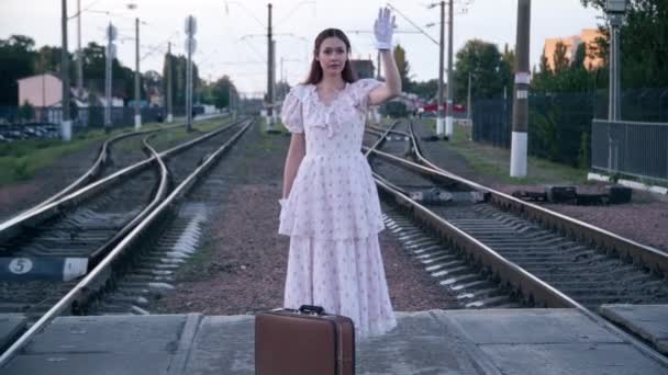 Geniş Açılı Klasik Elbiseli Genç Kadın Portresi Demiryolu Hatlarının Arasında — Stok video