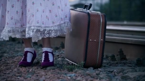 Close Retro Koffer Vrouwelijke Voeten Retro Schoenen Die Het Spoor — Stockvideo