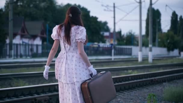 Antika Elbiseli Zarif Çekici Bir Kadın Açık Havada Yürüyor Meraklı — Stok video