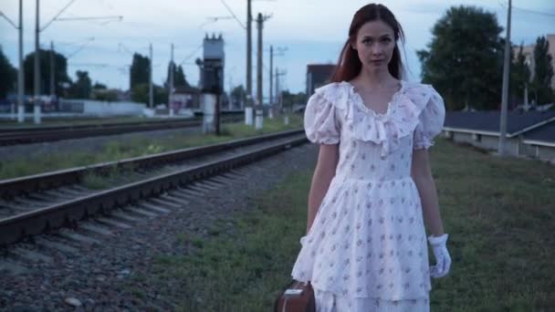Dolly Demiryolu Hattında Yürüyen Kendine Güvenen Retro Elbiseli Bir Kadını — Stok video