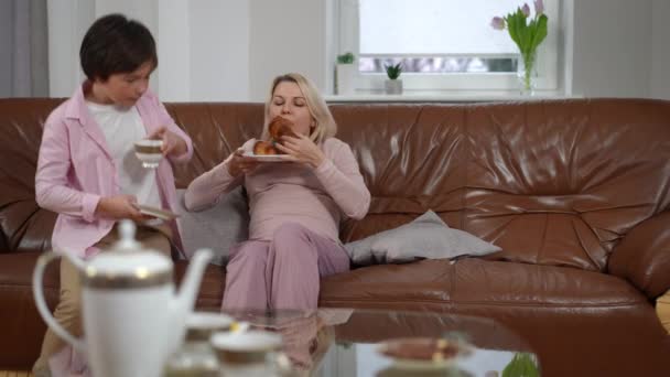Mãe Grávida Comendo Croissant Como Filho Trazendo Chá Marido Entrando — Vídeo de Stock