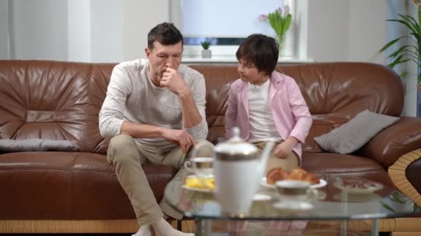Triste Pai Caucasiano Sentado Sofá Como Filho Entrando Gesto Mindinho — Vídeo de Stock