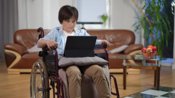 휠체어를 긍정적 디지털 태블릿 앱에서 흔들며 말하는 카프카스 아이들에게 온라인으로 — 비디오