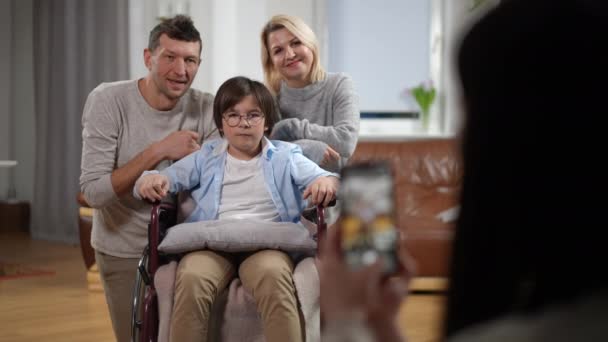 Mãe Sorridente Pai Filho Cadeira Rodas Posando Como Mulher Irreconhecível — Vídeo de Stock