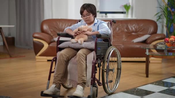 Kapalı Alanda Oyuncaklarla Tekerlekli Sandalyede Hayal Kırıklığına Uğramış Çaresiz Bir — Stok video