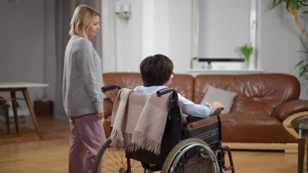 Tekerlekli Sandalyedeki Beyaz Çocuk Kadının Ele Tutuşup Bakışları Kendine Güveni — Stok video