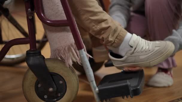 Zbliżenie Kobieca Ręka Zakładająca Trampki Nogę Chłopca Wózku Inwalidzkim Nierozpoznana — Wideo stockowe