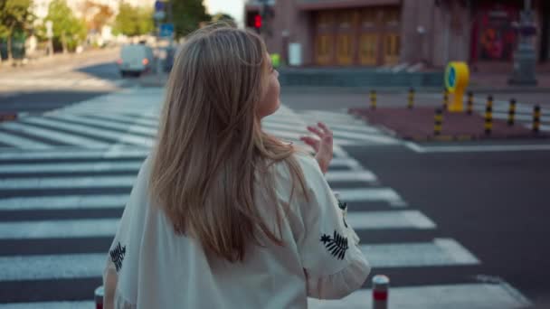 Visão Traseira Menina Adolescente Travessia Pedestres Cidade Urbana Espera Luz — Vídeo de Stock