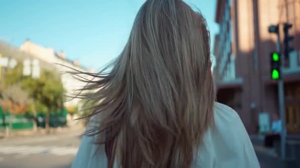 มมองด านหล งสาวว นในเส เครนป นบนถนนในเม องมองไปรอบ ในการเคล อนไหวช าตาลท — วีดีโอสต็อก