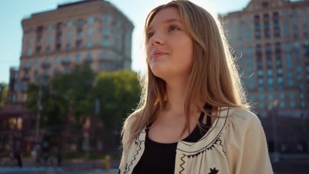 Muotokuva Onnellinen Teini Tyttö Hymyilee Seisoo Auringonsäteet Kaupungin Kadulla Tyytyväinen — kuvapankkivideo