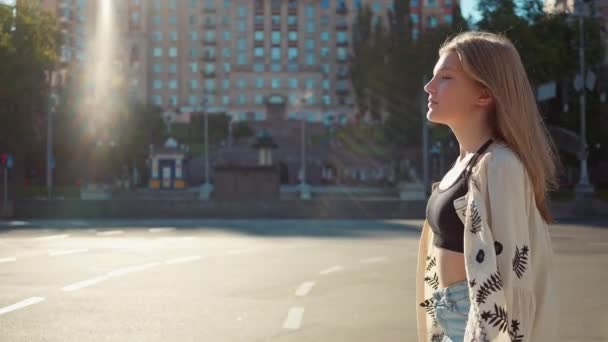Sorrindo Confiante Adolescente Rua Direita Cruzando Luz Sol Olhando Redor — Vídeo de Stock