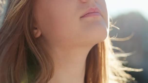 Крупный План Девочка Подросток Бросает Волосы Солнце Улице Замедленной Съемке — стоковое видео