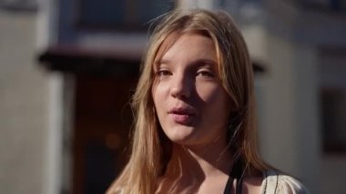 Canlı kamera, kendine güvenen yetenekli genç şarkıcının Sunny City caddesinde şarkı söylemesini izliyor. Beyaz tenli yakışıklı şarkıcı kameraya bakıyor. Dışarıda güneşin altında konuşuyor.