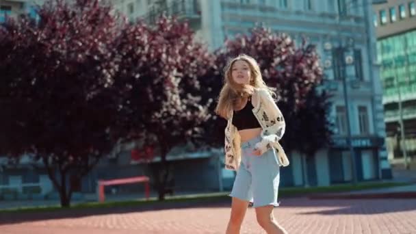 楽しい10代の少女2階の日当たりの良い街のカメラの話を見て回る上で実行している Smiling Confident Teenager Embroidered Shirt Posing Singing Sunbeam Live — ストック動画