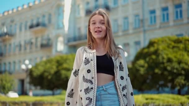 Retrato Plano Medio Una Adolescente Confiada Camisa Bordada Cantando Mirando — Vídeo de stock