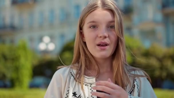 Gros Plan Portrait Talentueux Chanteur Adolescent Confiant Regardant Caméra Debout — Video
