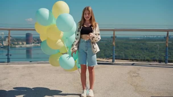 Breed Schot Positieve Charmante Tiener Meisje Met Blauwe Gele Ballonnen — Stockvideo