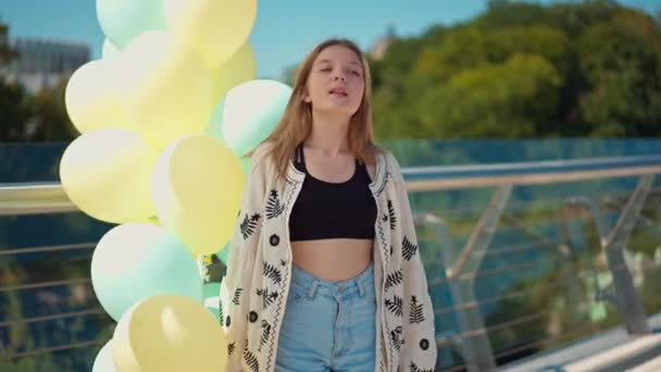 Positives Mädchen Mit Luftballons Die Singend Der Sonne Stehen Und — Stockvideo