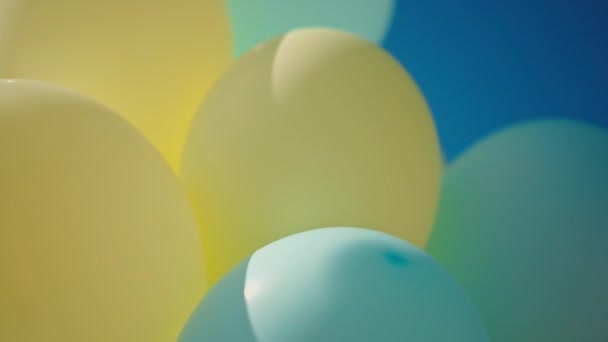 Крупним Планом Жовті Сині Кульки Сонячний День Відкритому Повітрі Прикраса — стокове відео
