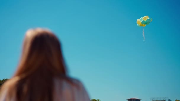 Широкий Выстрел Синих Желтых Воздушных Шаров Летающих Безоблачном Небе Размытой — стоковое видео