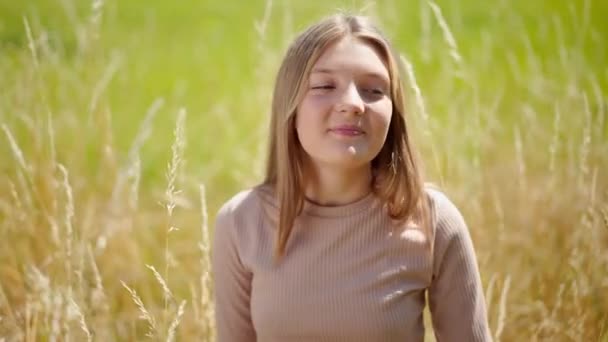 Портрет Упевненої Талановитої Дівчини Підлітка Співає Сонячному Полі Вулиці Вмілий — стокове відео