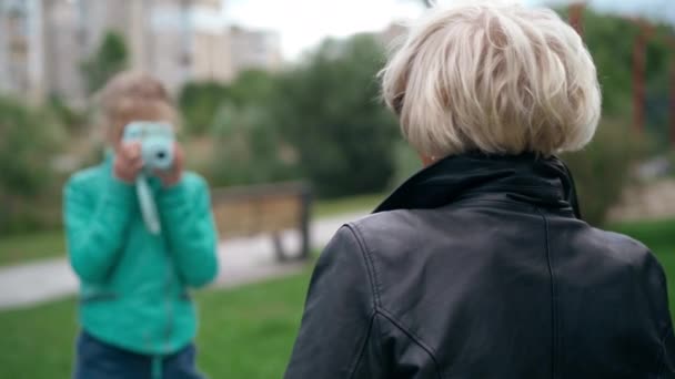 Ältere Kaukasische Frau Mit Grauen Haaren Posiert Für Verschwommene Mädchen — Stockvideo