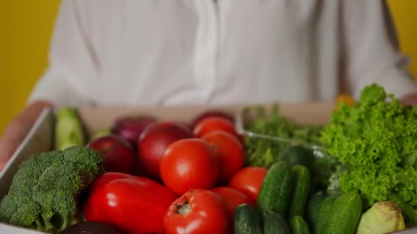 Panier Gros Plan Avec Légumes Frais Maison Dans Les Mains — Video