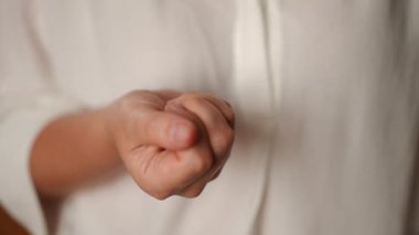 Yakın plan kadın yumruğu elinde hapları gösteriyor. Reçeteli ilaçları olan tanınmayan beyaz bir bayan. Yakın plan. Terapi ve tıp konsepti