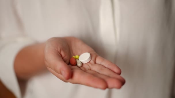 Pilules Gros Plan Dans Une Main Féminine Qui Ferme Poing — Video