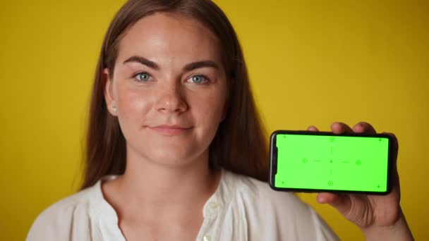Kromakey Akıllı Telefon Uygulamasını Gösteren Kameraya Bakan Gülümseyen Genç Bir — Stok video
