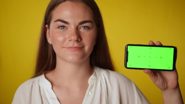 Mladá Usměvavá Žena Dívá Kamery Pomalým Pohybem Ukazuje Zelenou Webovou — Stock video