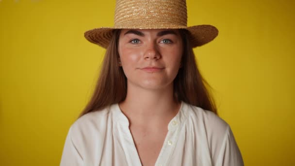 若い笑顔の女性がカメラに健康的な食品を伸ばすブロッコリーの香り 健康的な食事を宣伝わら帽子で自信を持って肯定的な白人女性の肖像画 農業と栄養 — ストック動画