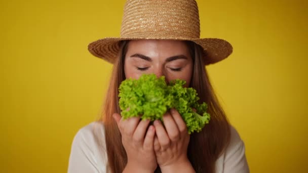 Mulher Branca Morena Com Olhos Grisalhos Cheirando Vegetação Caseira Olhando — Vídeo de Stock
