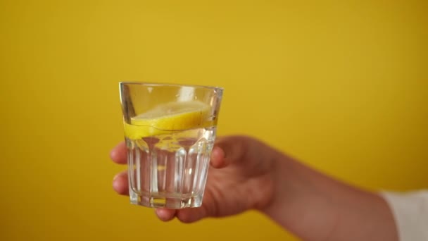 Primer Plano Vaso Agua Con Limón Mano Femenina Vertiendo Liqiud — Vídeo de stock