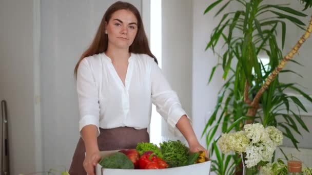 Retrato Mulher Bonita Confiante Posando Mesa Com Caixa Legumes Orgânicos — Vídeo de Stock