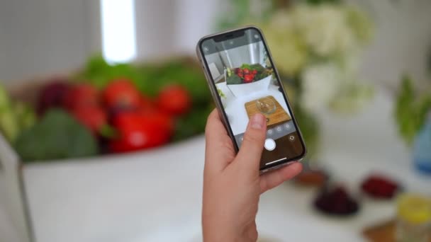 Detailní Obrazovka Smartphonu Ženskou Rukou Fotografující Doma Pěstovaný Zeleninový Koš — Stock video